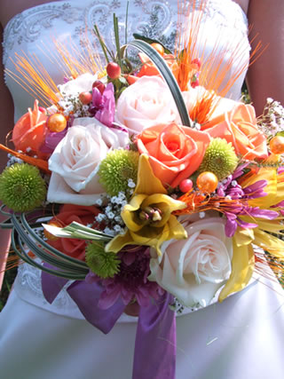 WEDDING FLOWERS ADVICE Premier Bride 39s Perfect Dress